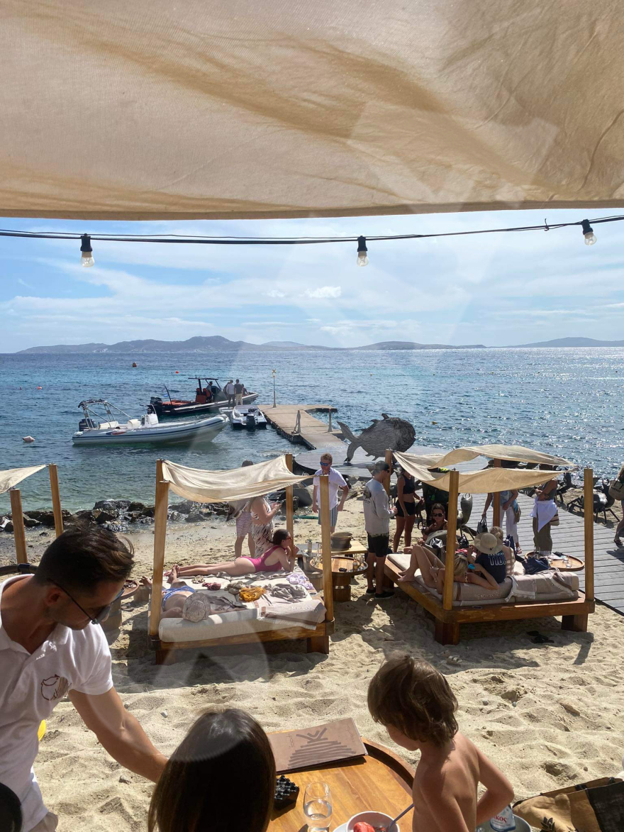 Κρίστιαν Μπέιλ: Ο «Batman» κάνει διακοπές στη Μύκονο - Δείτε φωτογραφίες και βίντεο