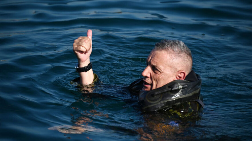 Ο Αρχηγός ΓΕΕΘΑ Φλώρος έκανε άλμα από ελικόπτερο - Δείτε βίντεο