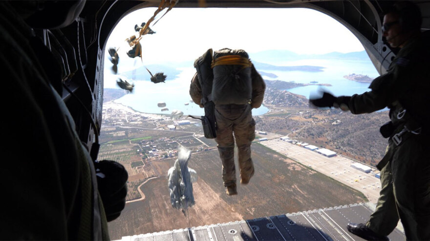 Ο Αρχηγός ΓΕΕΘΑ Φλώρος έκανε άλμα από ελικόπτερο - Δείτε βίντεο