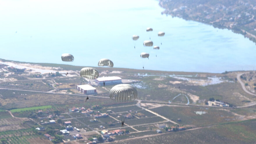 Ο Αρχηγός ΓΕΕΘΑ Φλώρος έκανε άλμα από ελικόπτερο - Δείτε βίντεο