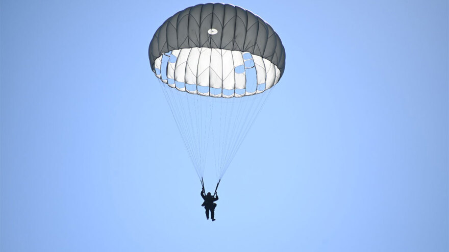 Ο Αρχηγός ΓΕΕΘΑ Φλώρος έκανε άλμα από ελικόπτερο - Δείτε βίντεο