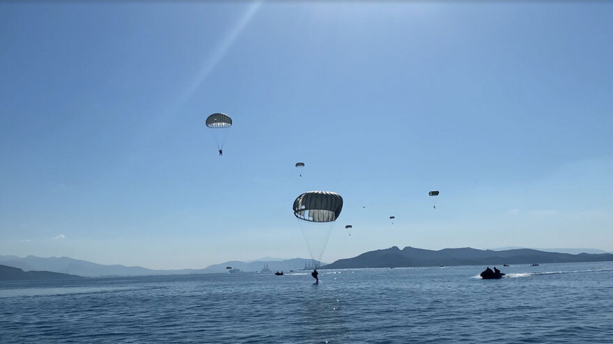 Ο Αρχηγός ΓΕΕΘΑ Φλώρος έκανε άλμα από ελικόπτερο - Δείτε βίντεο