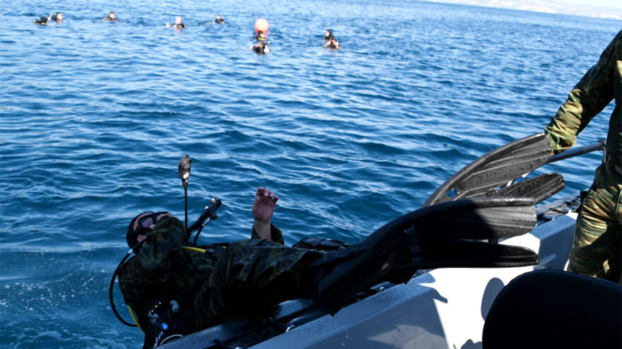 Ο Αρχηγός ΓΕΕΘΑ Φλώρος έκανε άλμα από ελικόπτερο - Δείτε βίντεο