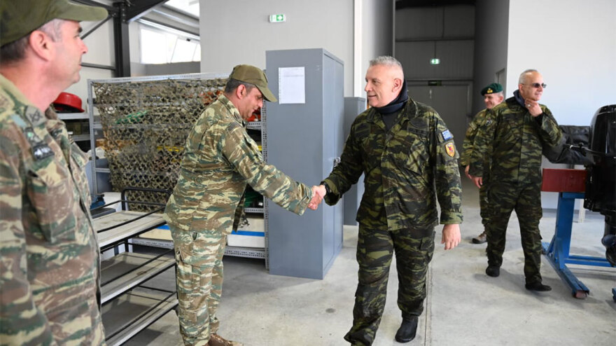 Ο Αρχηγός ΓΕΕΘΑ Φλώρος έκανε άλμα από ελικόπτερο - Δείτε βίντεο