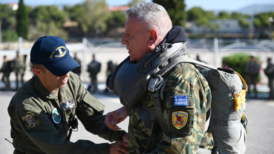 Ο Αρχηγός ΓΕΕΘΑ Φλώρος έκανε άλμα από ελικόπτερο - Δείτε βίντεο