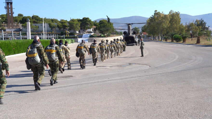 Ο Αρχηγός ΓΕΕΘΑ Φλώρος έκανε άλμα από ελικόπτερο - Δείτε βίντεο