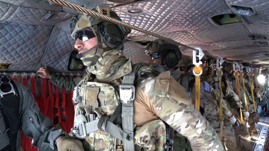 Ο Αρχηγός ΓΕΕΘΑ Φλώρος έκανε άλμα από ελικόπτερο - Δείτε βίντεο