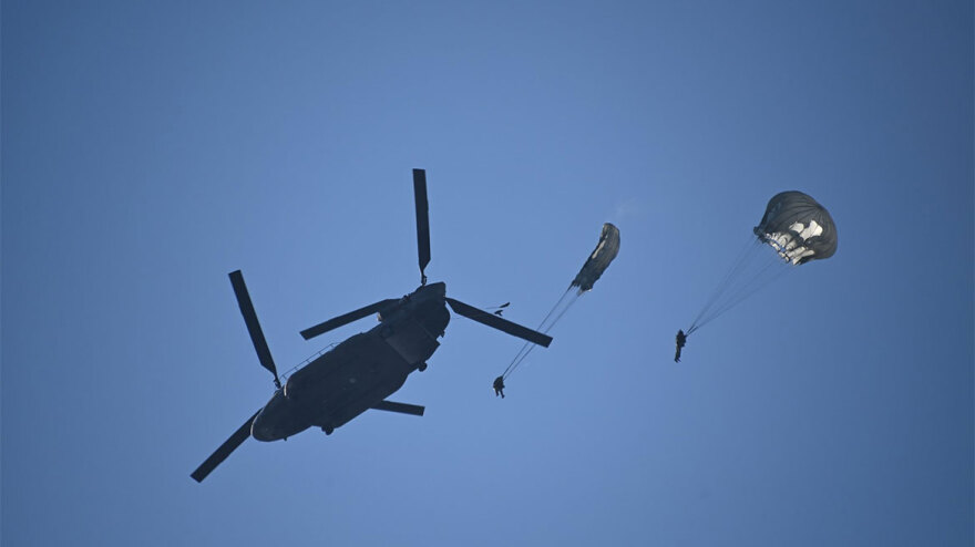 Ο Αρχηγός ΓΕΕΘΑ Φλώρος έκανε άλμα από ελικόπτερο - Δείτε βίντεο