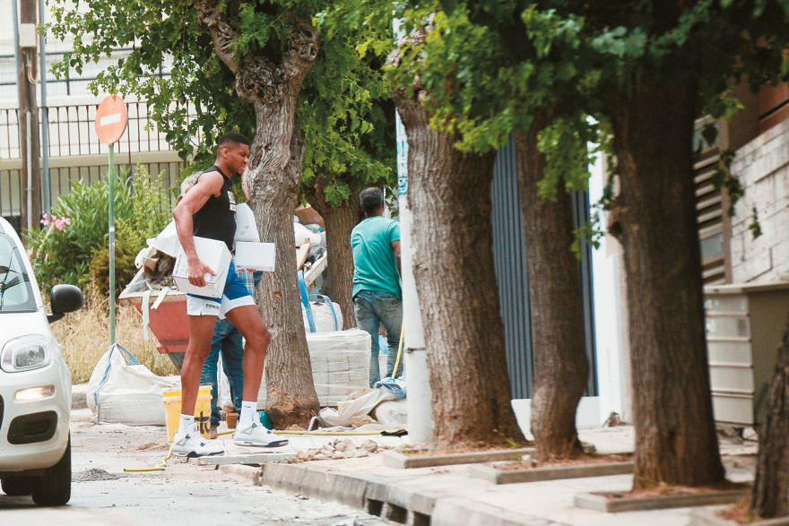 Γιάννης Αντετοκούνμπο: Μετακομίζει στο Ψυχικό με την οικογένειά του - Δείτε φωτογραφίες
