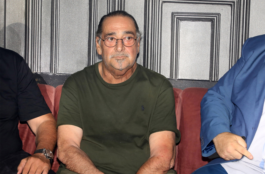 Βασίλης Καρράς: Η σπάνια εμφάνιση του τραγουδιστή - Πήγε στην πρεμιέρα του Νίκου Κουρκούλη