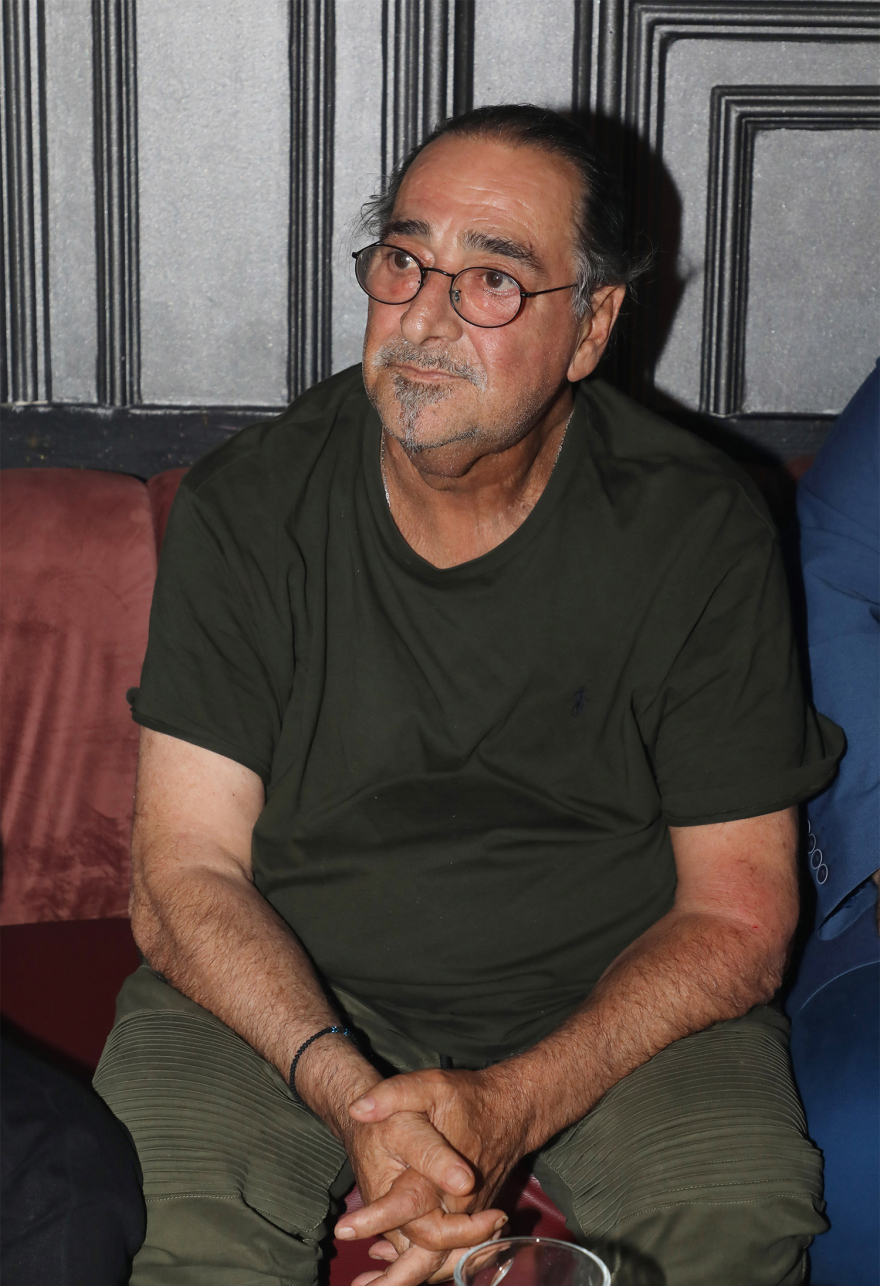 Βασίλης Καρράς: Η σπάνια εμφάνιση του τραγουδιστή - Πήγε στην πρεμιέρα του Νίκου Κουρκούλη