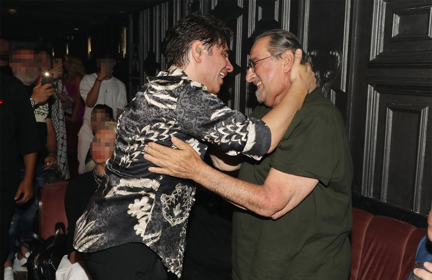 Βασίλης Καρράς: Η σπάνια εμφάνιση του τραγουδιστή - Πήγε στην πρεμιέρα του Νίκου Κουρκούλη