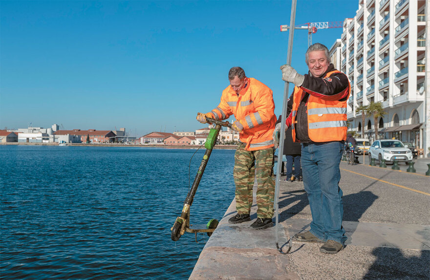 Επικίνδυνη «μόδα» τα ηλεκτρικά πατίνια στους ελληνικούς δρόμους - Τα οδηγούν, χωρίς να γνωρίζουν τι προβλέπει ο ΚΟΚ