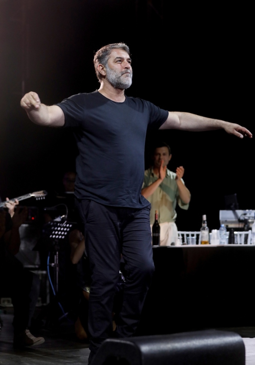 Βασίλης Μπισμπίκης: Χορεύει ζεϊμπέκικο πλάι στον Στέλιο Διονυσίου - Δείτε βίντεο και φωτογραφίες