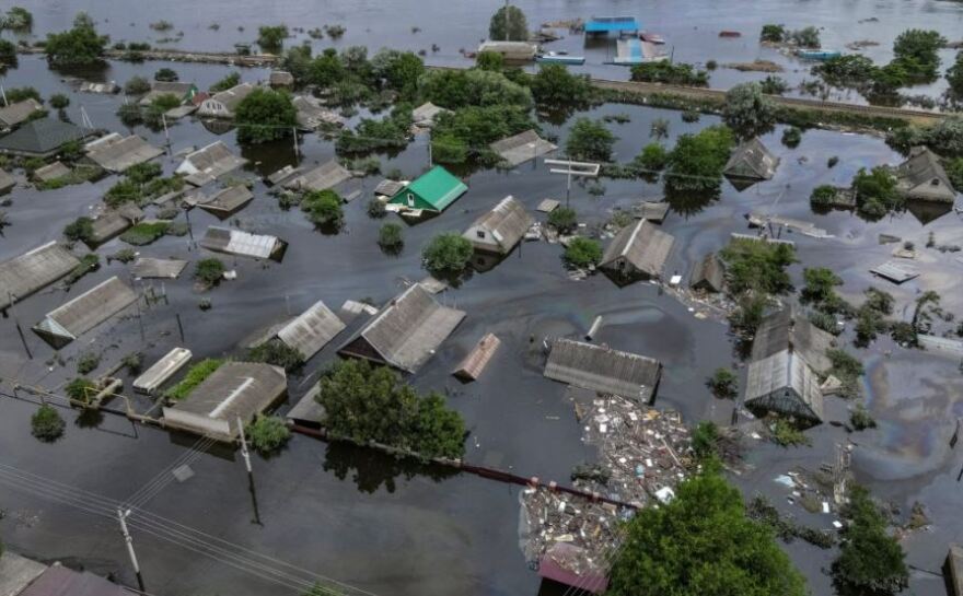 Πόλεμος στην Ουκρανία: Τόνοι πετρελαίου πέφτουν στον ποταμό Δνείπερο μετά την ανατίναξη του φράγματος Καχόβκα