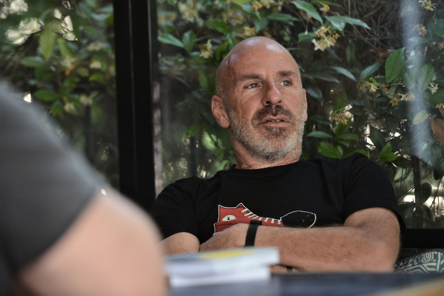 Στέφανος Ξενάκης - Συνέντευξη: «Στα κρατητήρια βρήκα ανθρωπιά, αλληλεγγύη και πάνω απ' όλα μπέσα»