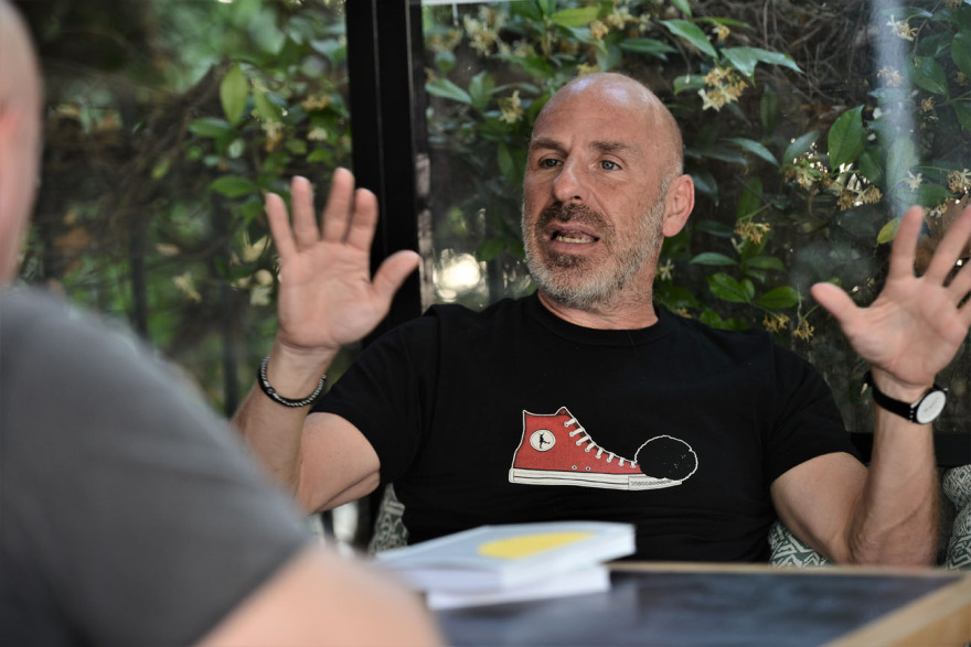 Στέφανος Ξενάκης - Συνέντευξη: «Στα κρατητήρια βρήκα ανθρωπιά, αλληλεγγύη και πάνω απ' όλα μπέσα»