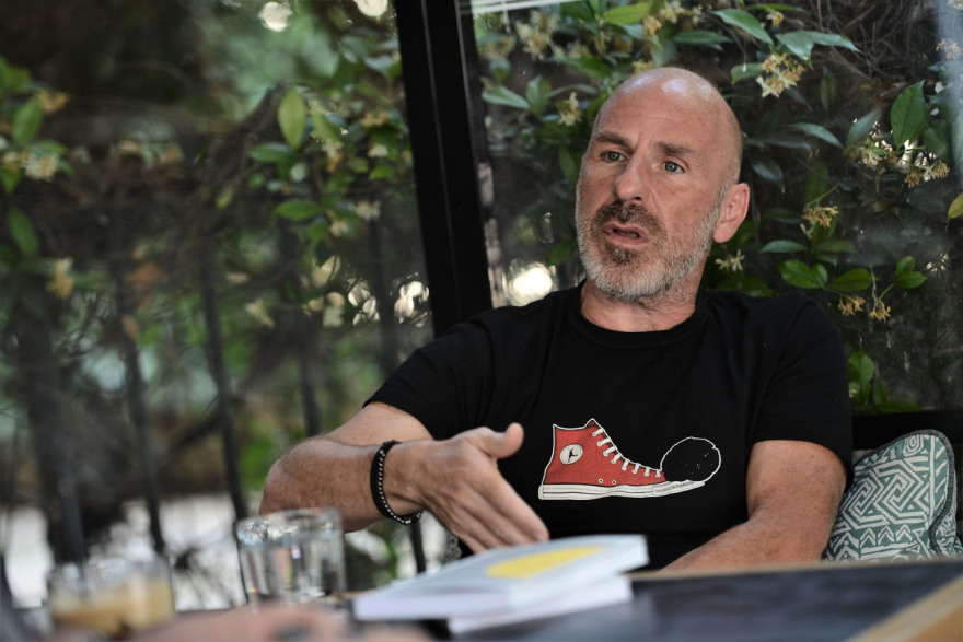 Στέφανος Ξενάκης - Συνέντευξη: «Στα κρατητήρια βρήκα ανθρωπιά, αλληλεγγύη και πάνω απ' όλα μπέσα»