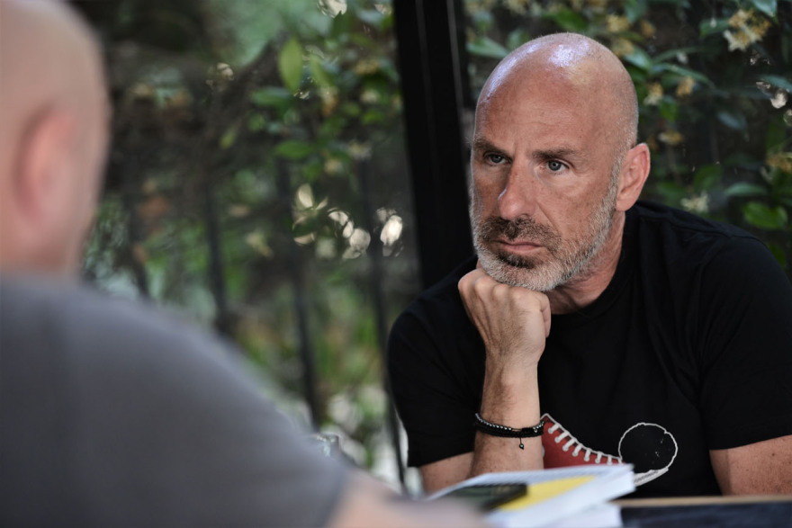 Στέφανος Ξενάκης - Συνέντευξη: «Στα κρατητήρια βρήκα ανθρωπιά, αλληλεγγύη και πάνω απ' όλα μπέσα»