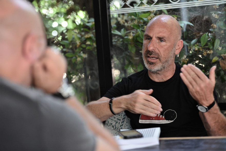 Στέφανος Ξενάκης - Συνέντευξη: «Στα κρατητήρια βρήκα ανθρωπιά, αλληλεγγύη και πάνω απ' όλα μπέσα»