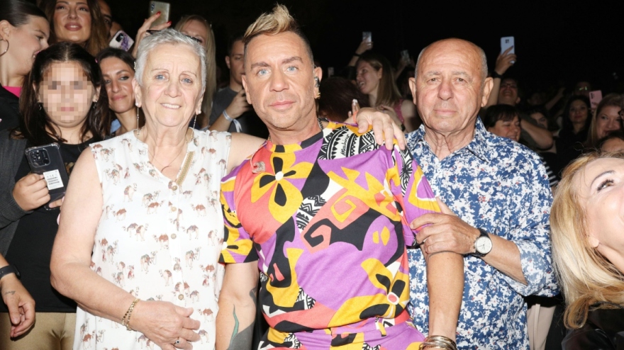 Γιώργος Μαζωνάκης: Η φωτογραφία με τους γονείς του από τη συναυλία του 