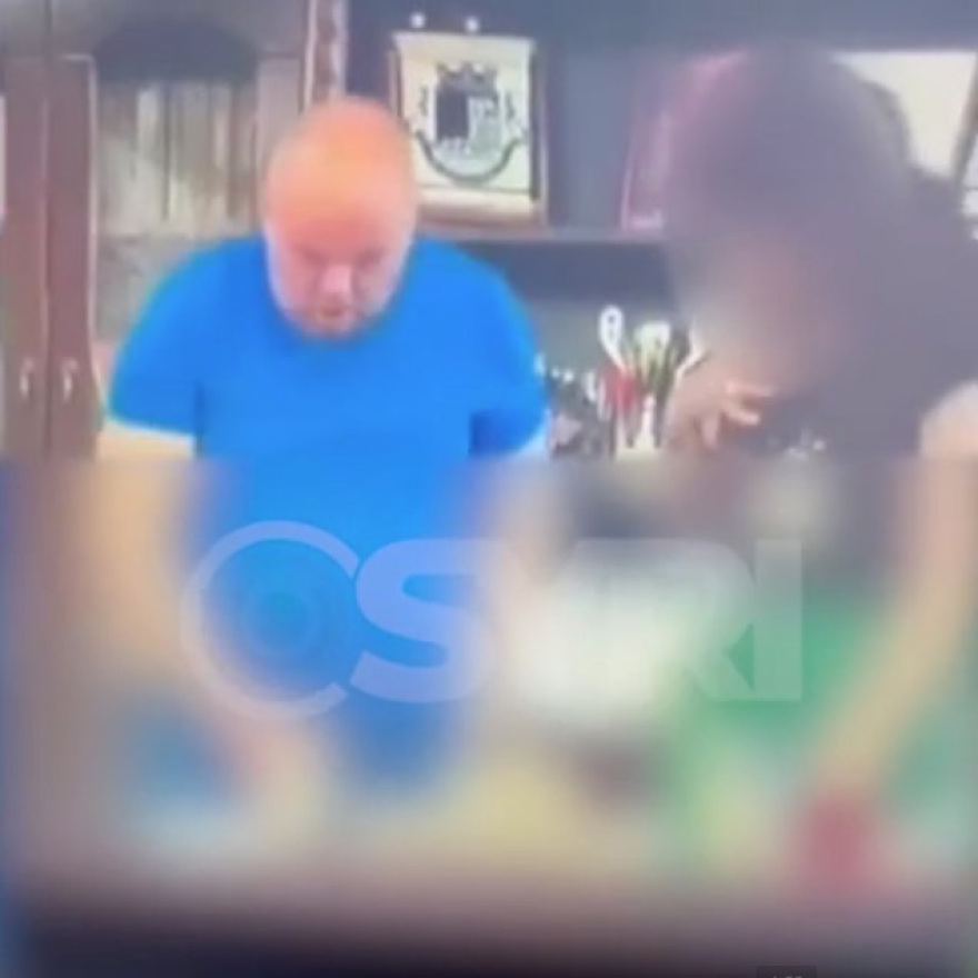 Παραιτήθηκε Αλβανός δήμαρχος μετά από σκάνδαλο με ροζ βίντεο μέσα στο γραφείο του