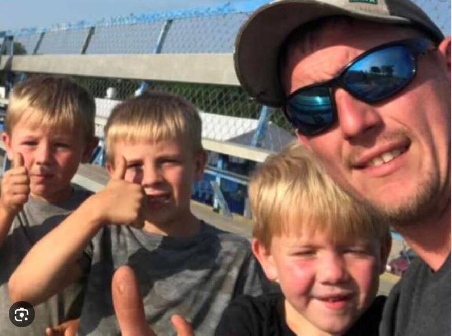 Φρίκη στο Οχάιο: Πατέρας έβαλε στη σειρά τα 3 αγοράκια του και τα εκτέλεσε - Δείτε τη σύλληψη λίγη ώρα μετά