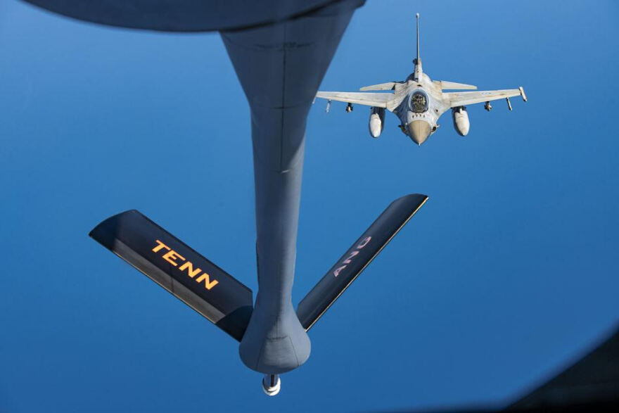 Ελληνικά F-16 εφοδιάζονται στον αέρα από αεροσκάφη της US Air Force - Δείτε βίντεο και φωτογραφίες