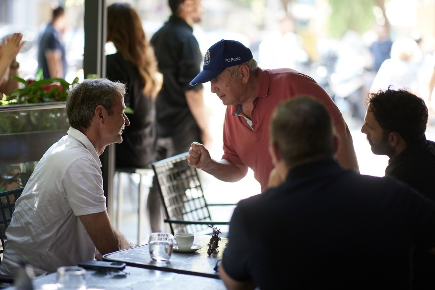 Θεσσαλονίκη: Ο Μητσοτάκης ήπιε καφέ με Ρέμο και Τσαπατάκη - Δείτε βίντεο