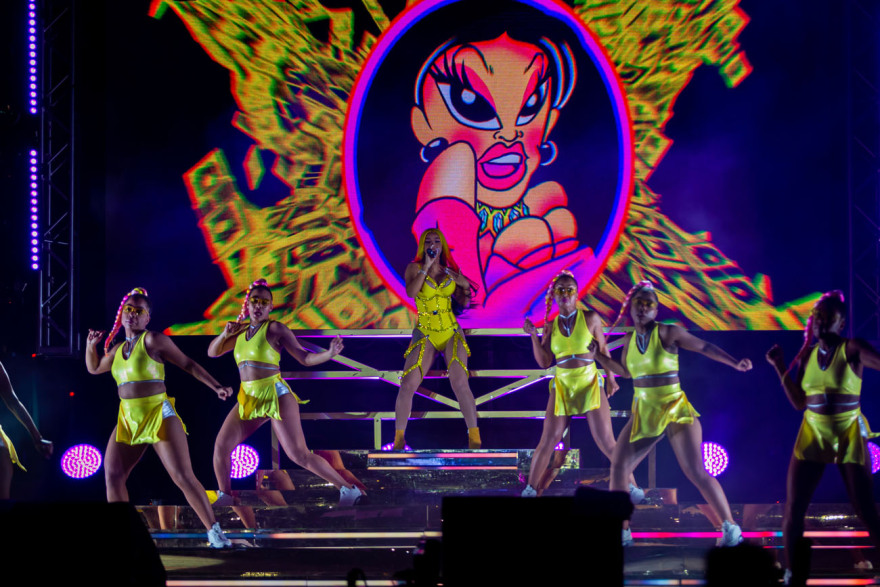 Μεγάλα νύχια, αποκαλυπτικό ντύσιμο και πλαστικές επεμβάσεις - Τι είναι η σλατίνα; 