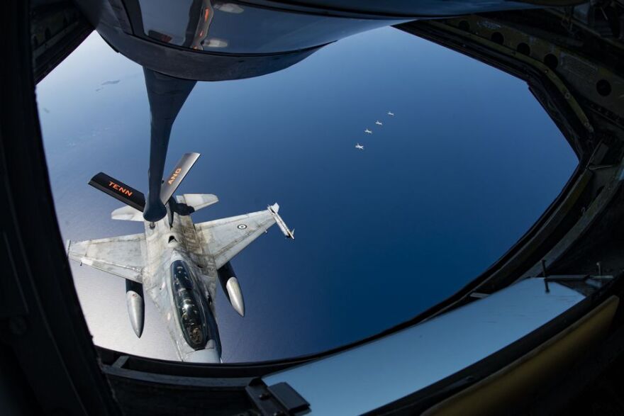 Ελληνικά F-16 εφοδιάζονται στον αέρα από αεροσκάφη της US Air Force - Δείτε βίντεο και φωτογραφίες