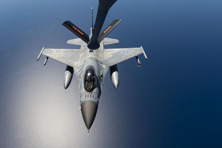 Ελληνικά F-16 εφοδιάζονται στον αέρα από αεροσκάφη της US Air Force - Δείτε βίντεο και φωτογραφίες