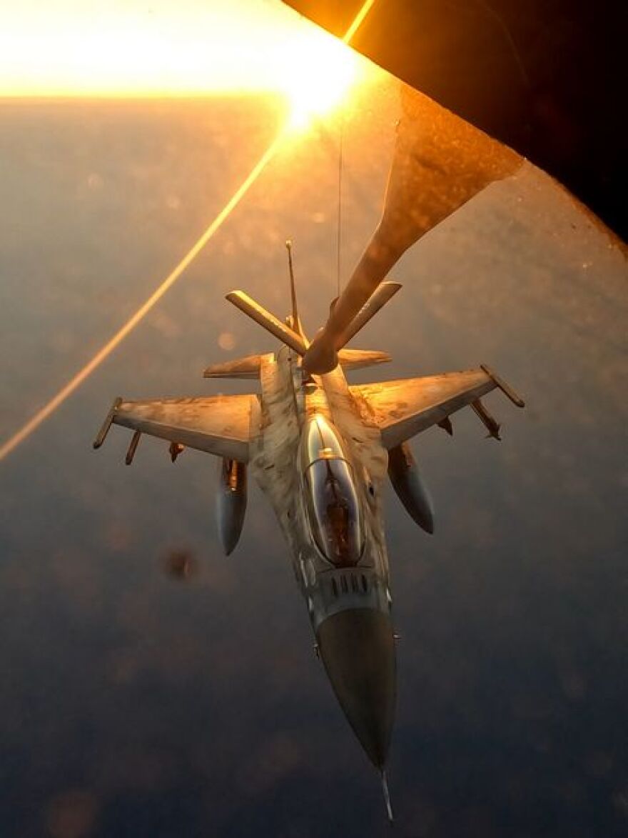 Ελληνικά F-16 εφοδιάζονται στον αέρα από αεροσκάφη της US Air Force - Δείτε βίντεο και φωτογραφίες