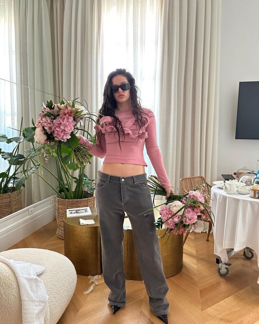 Ροσαλία: «Πλημμύρισε» το Instagram με φωτογραφίες της από την Ελλάδα - «Ελπίζω να επιστρέψω»