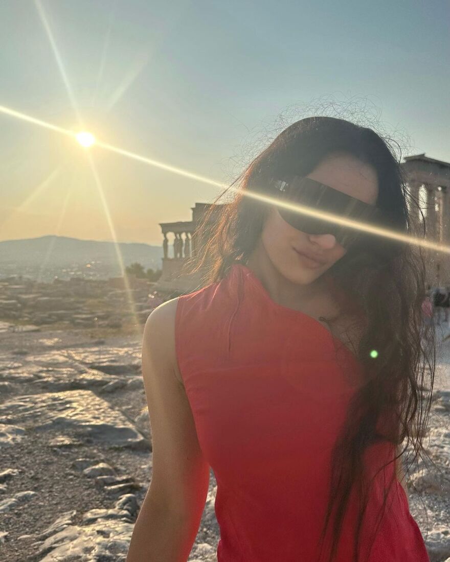 Ροσαλία: «Πλημμύρισε» το Instagram με φωτογραφίες της από την Ελλάδα - «Ελπίζω να επιστρέψω»