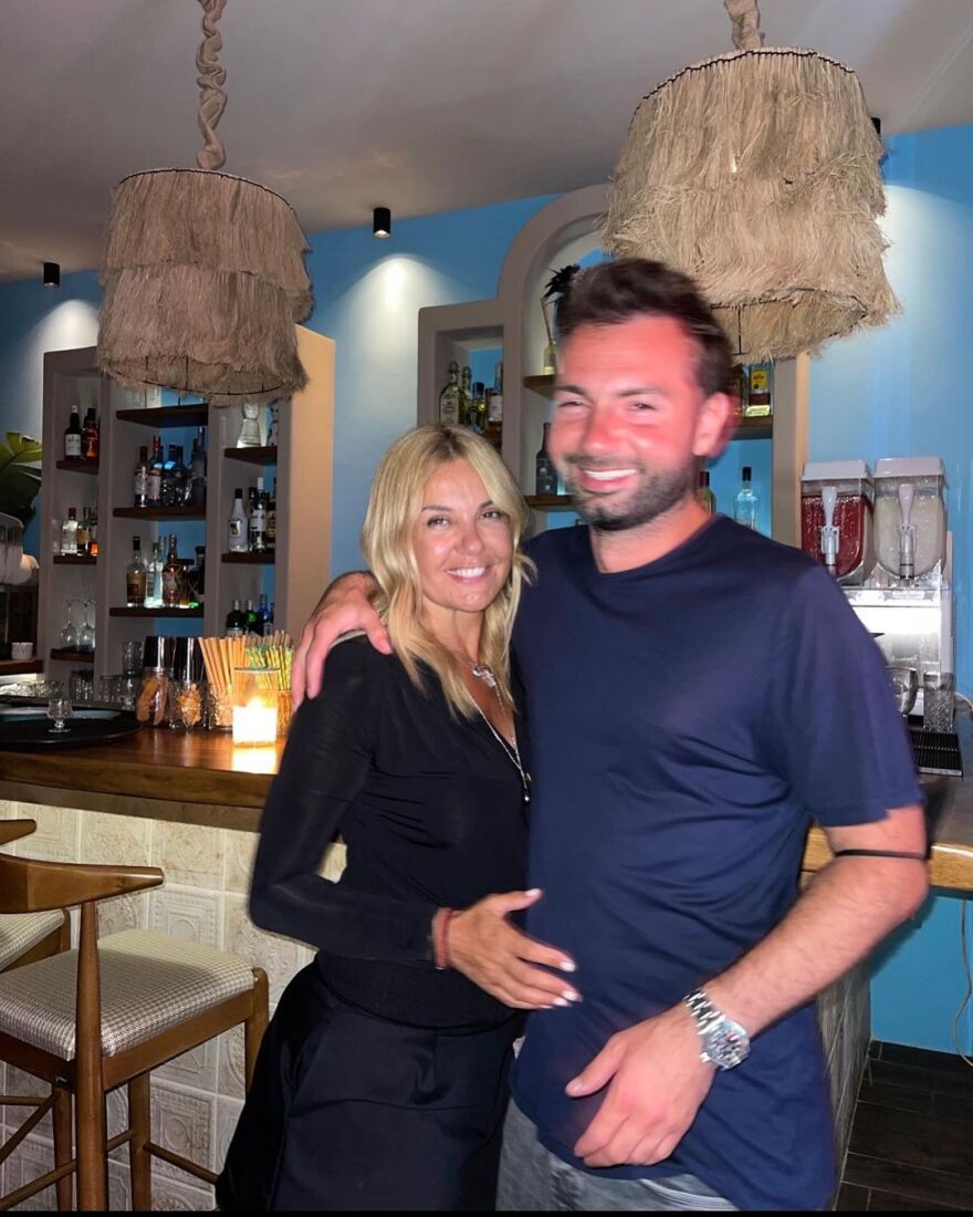 Χριστίνα Παππά: Για προσκύνημα στην Τήνο η ηθοποιός με τον γιο της, την Άννα Μπεζάν και την εγγονή της