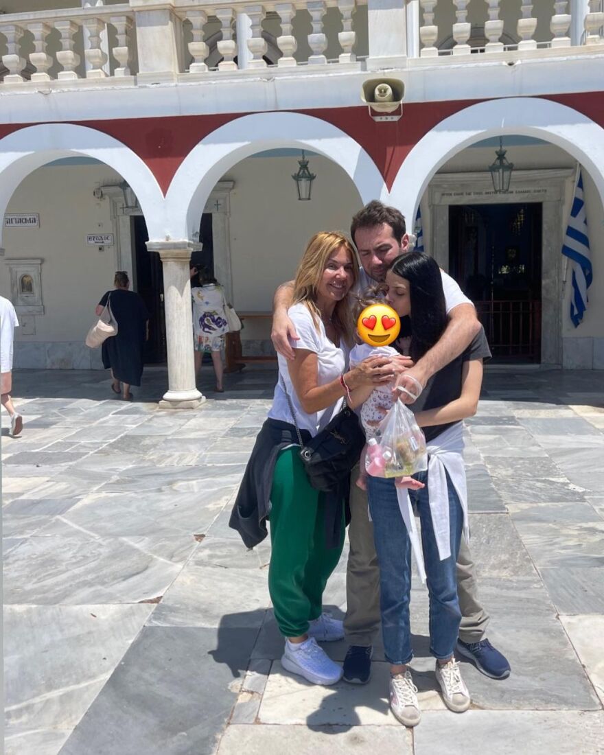 Χριστίνα Παππά: Για προσκύνημα στην Τήνο η ηθοποιός με τον γιο της, την Άννα Μπεζάν και την εγγονή της