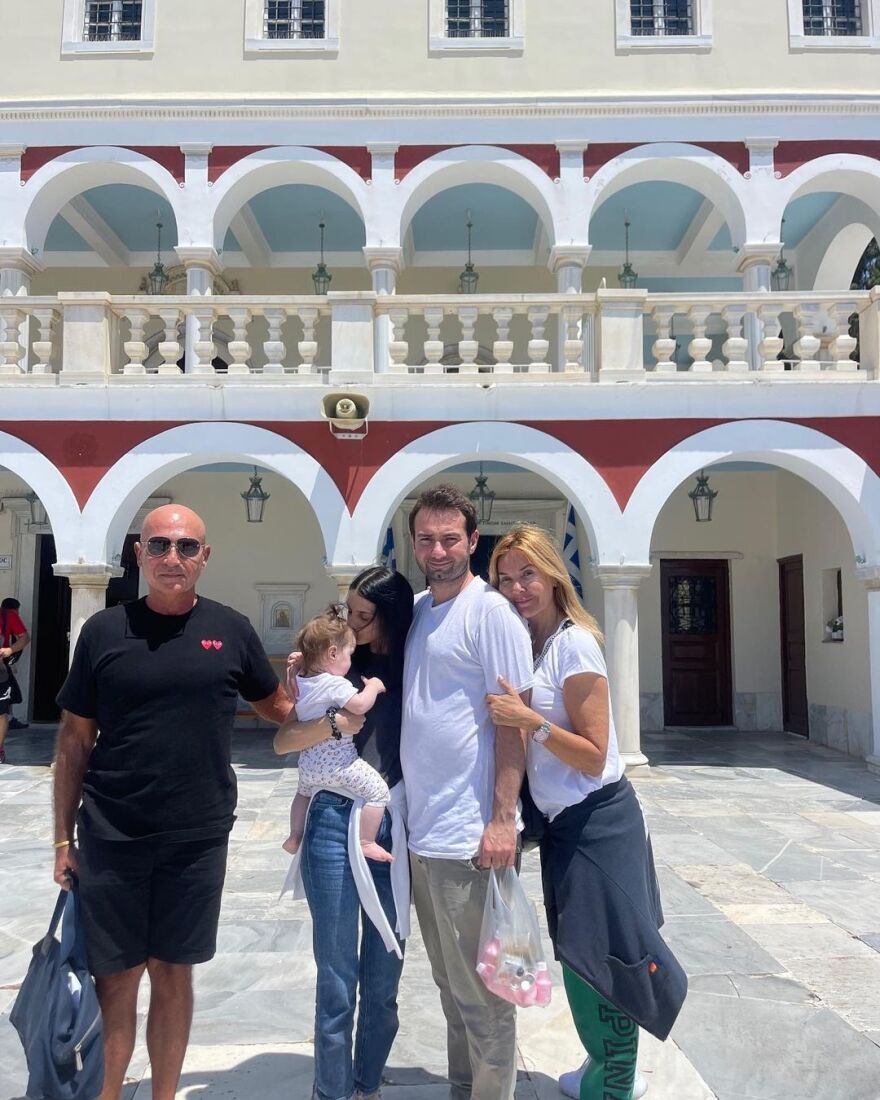 Χριστίνα Παππά: Για προσκύνημα στην Τήνο η ηθοποιός με τον γιο της, την Άννα Μπεζάν και την εγγονή της