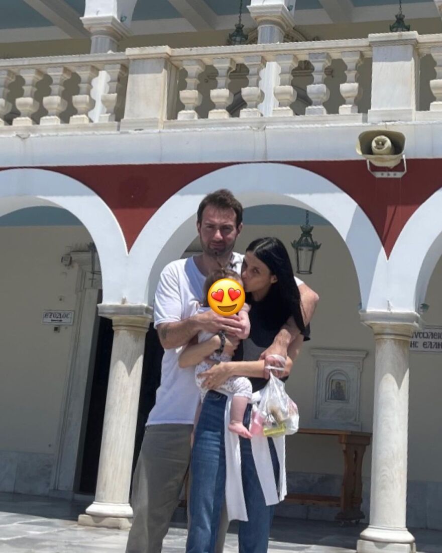 Χριστίνα Παππά: Για προσκύνημα στην Τήνο η ηθοποιός με τον γιο της, την Άννα Μπεζάν και την εγγονή της