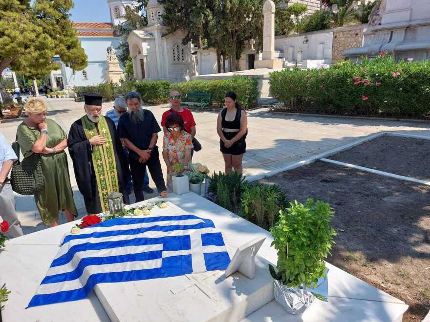 Δήμητρα Λιάνη: Στον τάφο του Ανδρέα Παπανδρέου, 27 χρόνια μετά τον θάνατό του - Δείτε φωτογραφίες