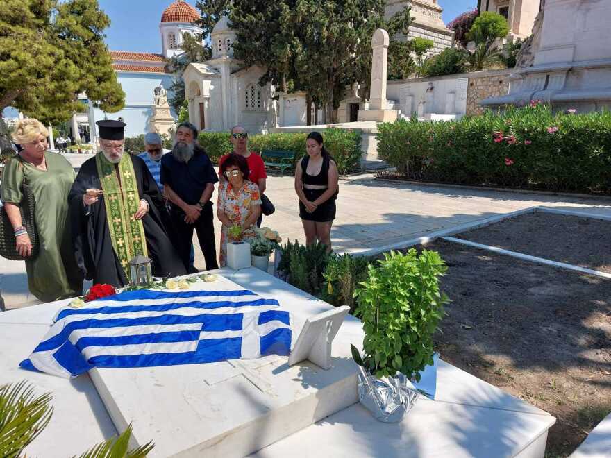 Δήμητρα Λιάνη: Στον τάφο του Ανδρέα Παπανδρέου, 27 χρόνια μετά τον θάνατό του - Δείτε φωτογραφίες