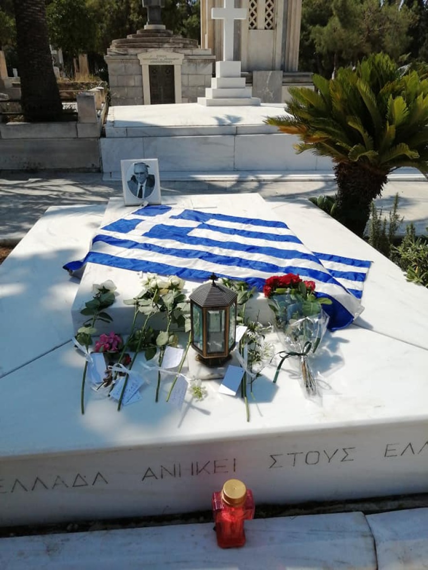 Δήμητρα Λιάνη: Στον τάφο του Ανδρέα Παπανδρέου, 27 χρόνια μετά τον θάνατό του - Δείτε φωτογραφίες
