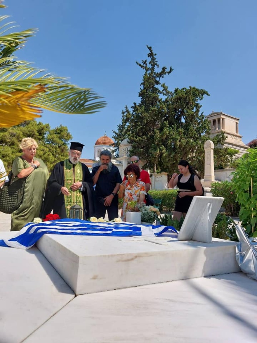 Δήμητρα Λιάνη: Στον τάφο του Ανδρέα Παπανδρέου, 27 χρόνια μετά τον θάνατό του - Δείτε φωτογραφίες