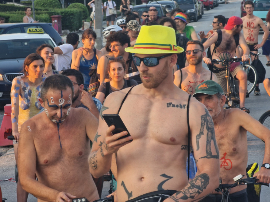 Θεσσαλονίκη: Με σύνθημα «στοπ στην άσεμνη έκθεση των ανθρώπων» η γυμνή ποδηλατοδρομία - Δείτε φωτογραφίες