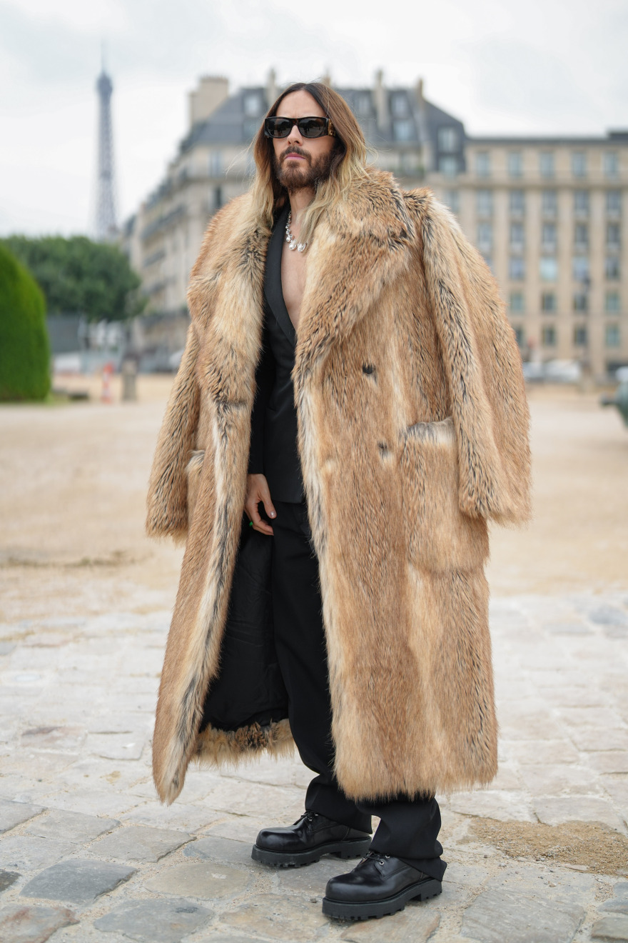 Τζάρεντ Λέτο: Η εκκεντρική εμφάνισή του με γούνα στους δρόμους του Παρισιού