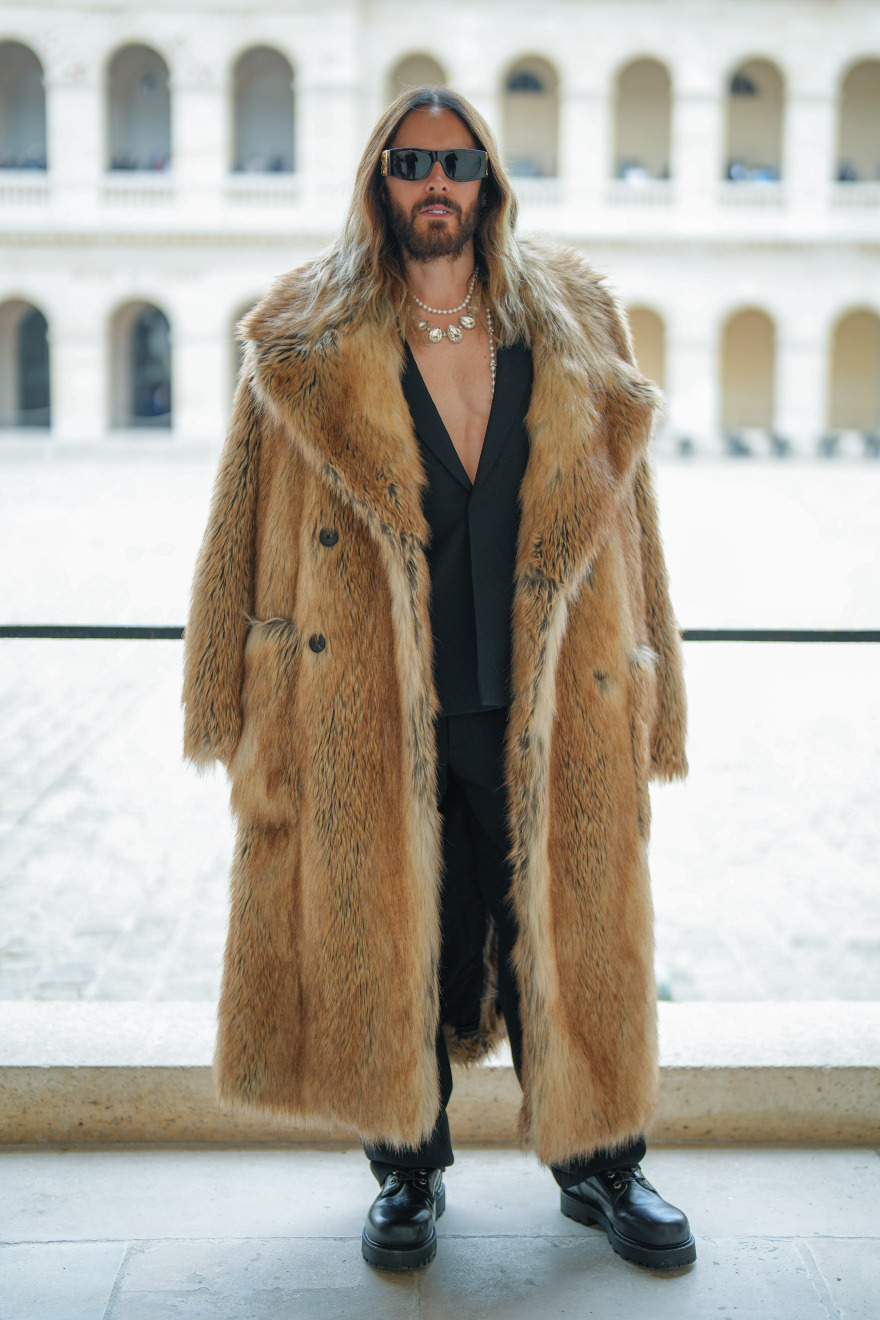Τζάρεντ Λέτο: Η εκκεντρική εμφάνισή του με γούνα στους δρόμους του Παρισιού