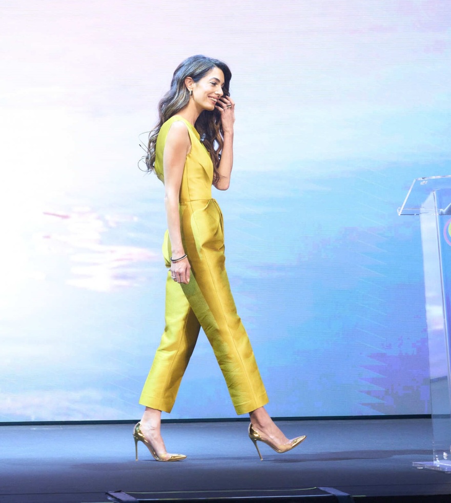 Αμάλ Κλούνεϊ: Με χρυσή ολόσωμη φόρμα σε συνέδριο - Δείτε τις φωτογραφίες