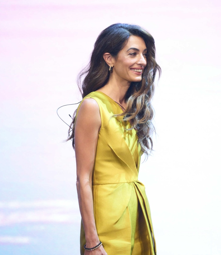 Αμάλ Κλούνεϊ: Με χρυσή ολόσωμη φόρμα σε συνέδριο - Δείτε τις φωτογραφίες