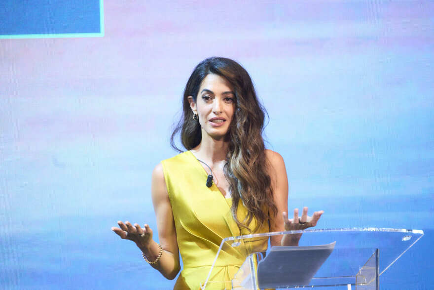 Αμάλ Κλούνεϊ: Με χρυσή ολόσωμη φόρμα σε συνέδριο - Δείτε τις φωτογραφίες