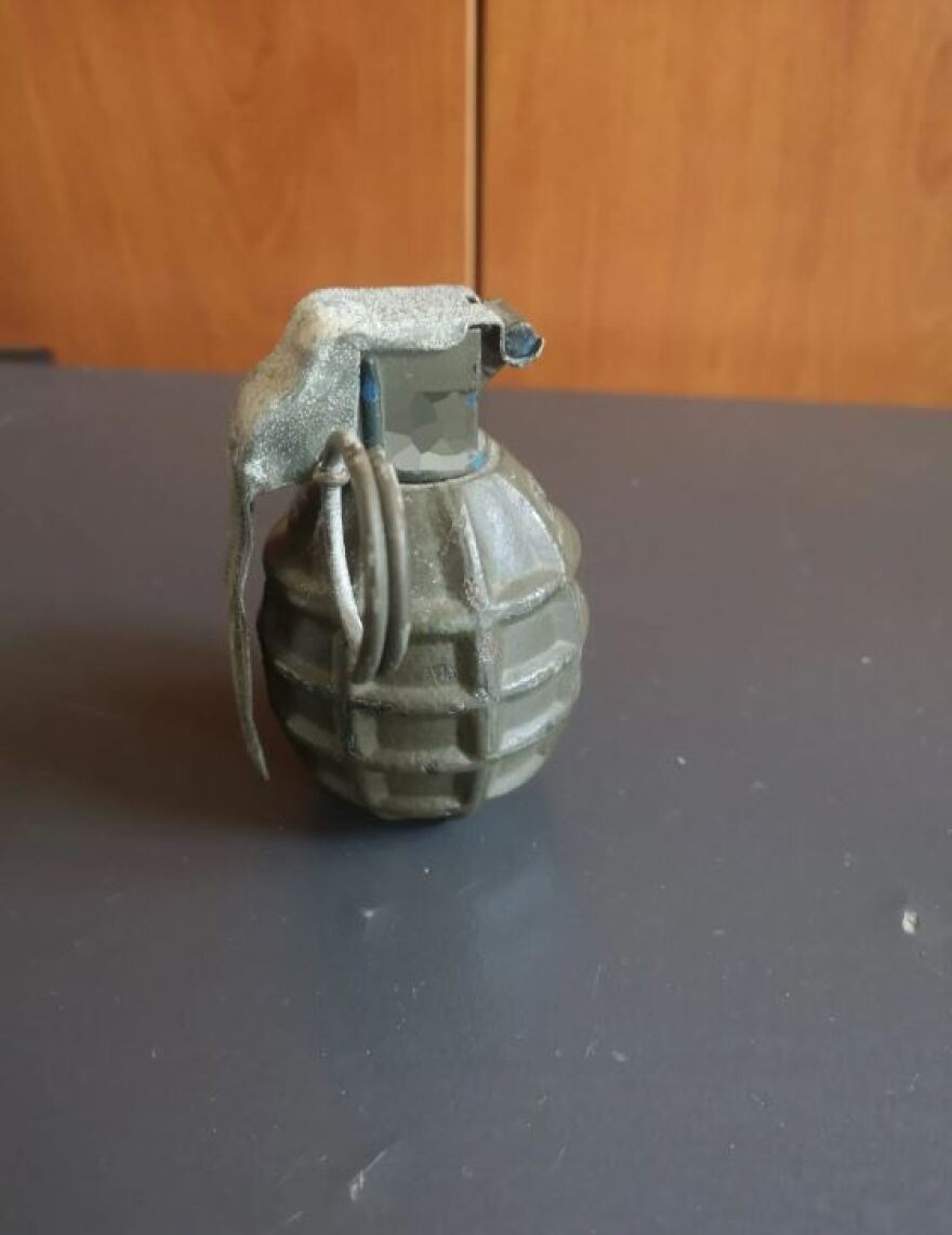 Νίκαια: Μπήκε με χειροβομβίδα σε κατάστημα και ζητούσε το κινητό που είχε κλέψει